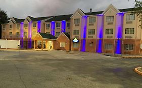 Days Inn & Suites By Wyndham Tampa/Raymond James Stadium