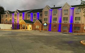 Days Inn & Suites By Wyndham Tampa/Raymond James Stadium